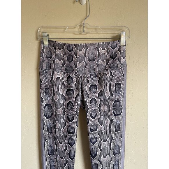 VENOR Reptile Snakeskin Leggings Size 2 (US Size 29-31/Medium) Silver Grey Strip - Picture 4 of 7